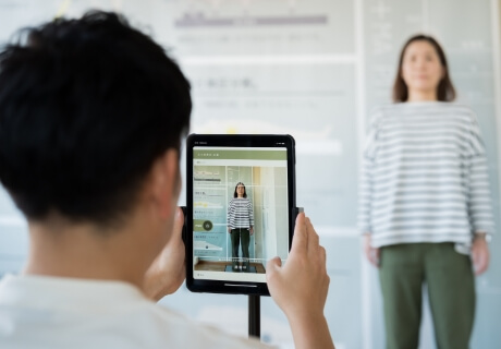 立ち姿勢を撮影