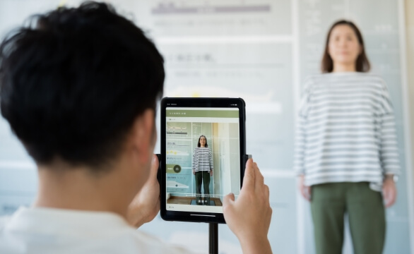 立ち姿勢を撮影