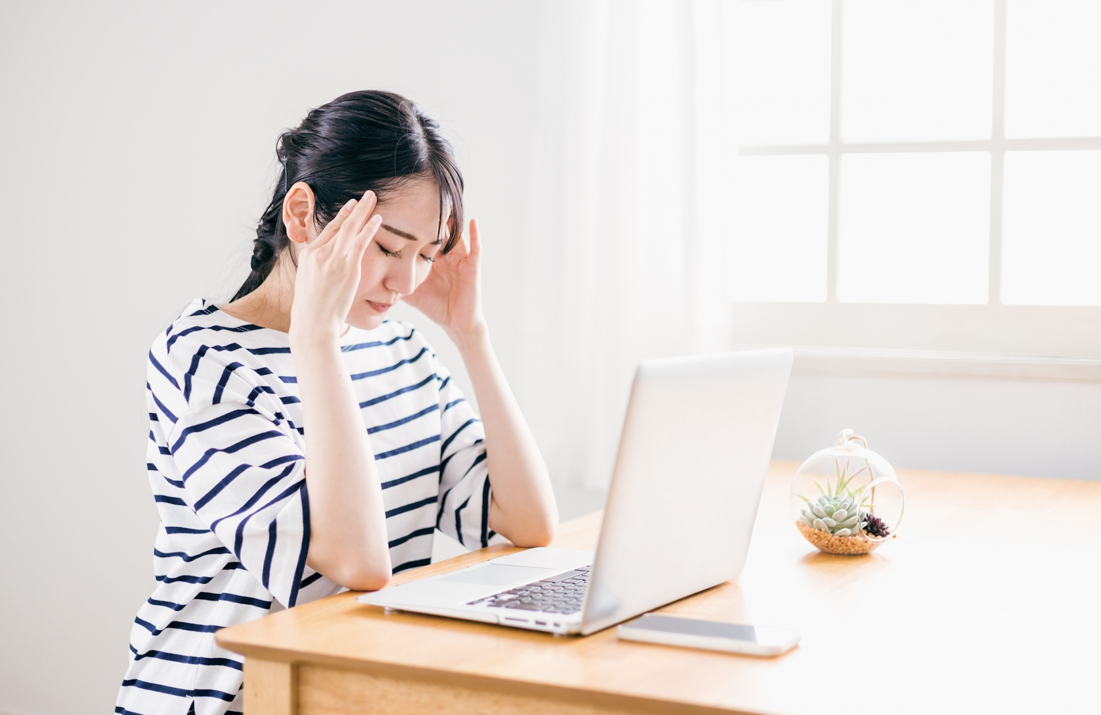 慢性頭痛の原因は枕かもしれません｜反り腰・食いしばりと枕の関係