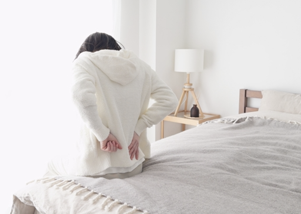 朝起きると腰が痛い原因は枕じゃない？寝具専門店が教える本当の理由と対策