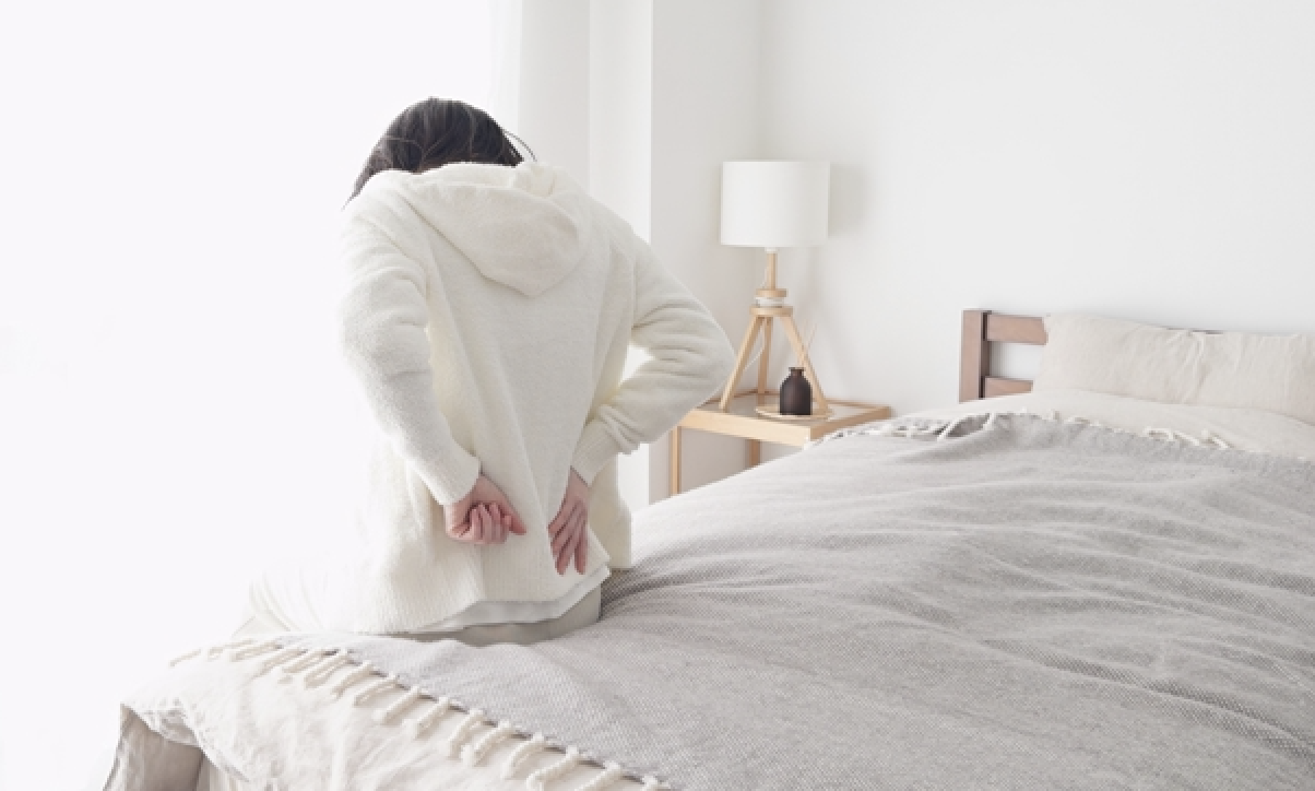 朝起きると腰が痛い原因は枕じゃない？寝具専門店が教える本当の理由と対策