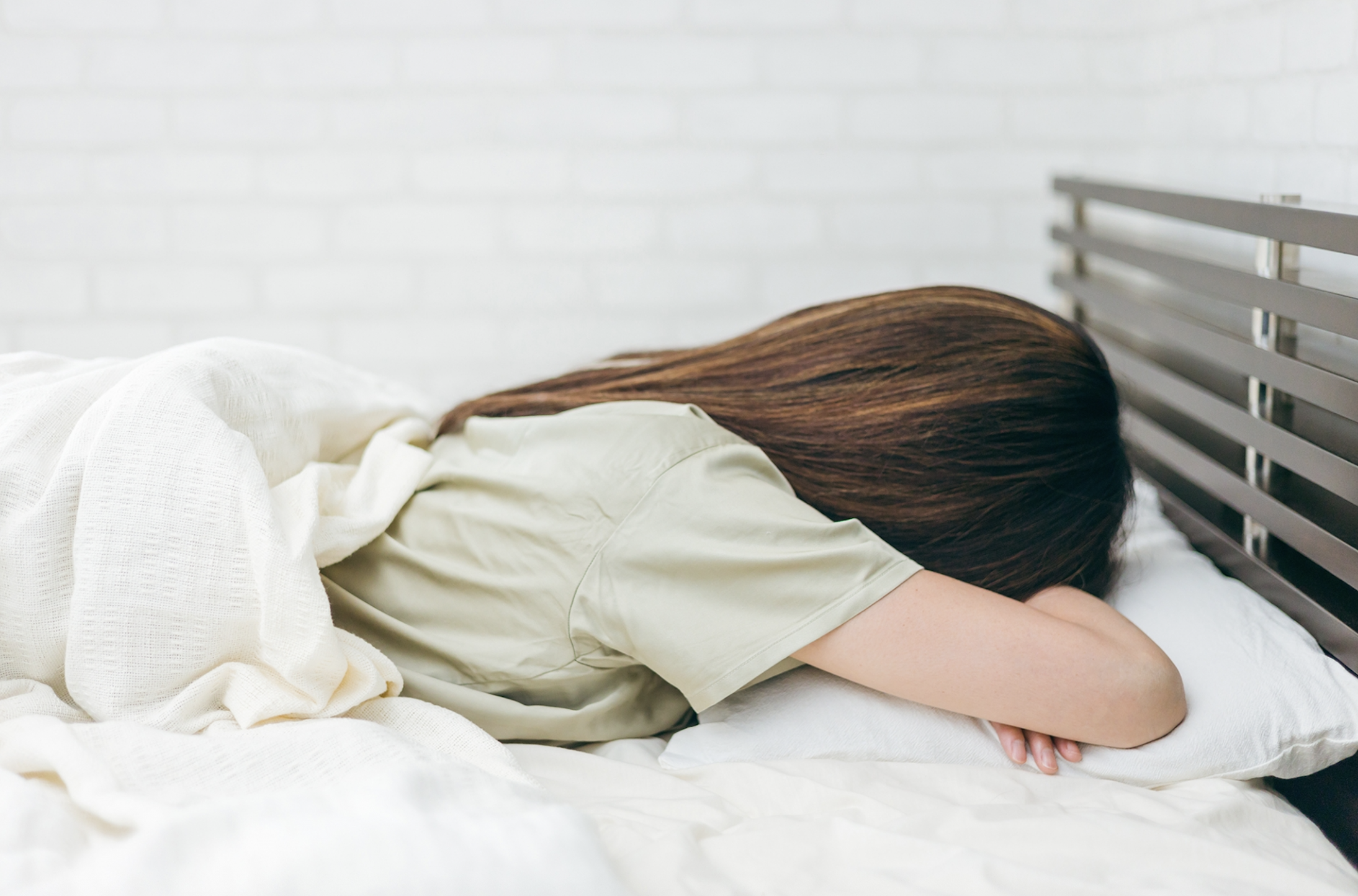 寝ても疲れが取れない原因は？朝からだるい人が見直したい7つのポイント