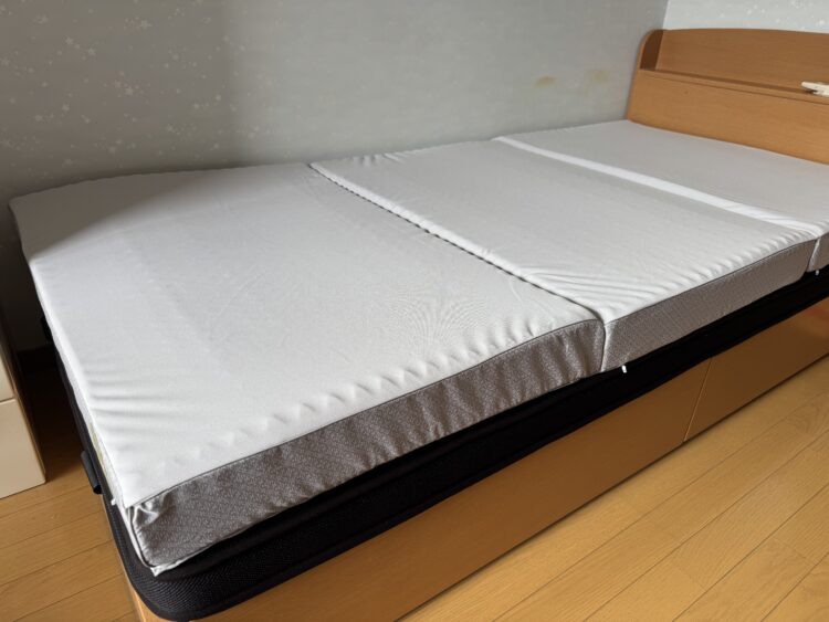 西川エアーのベースマットに整圧マットレスを重ねた様子